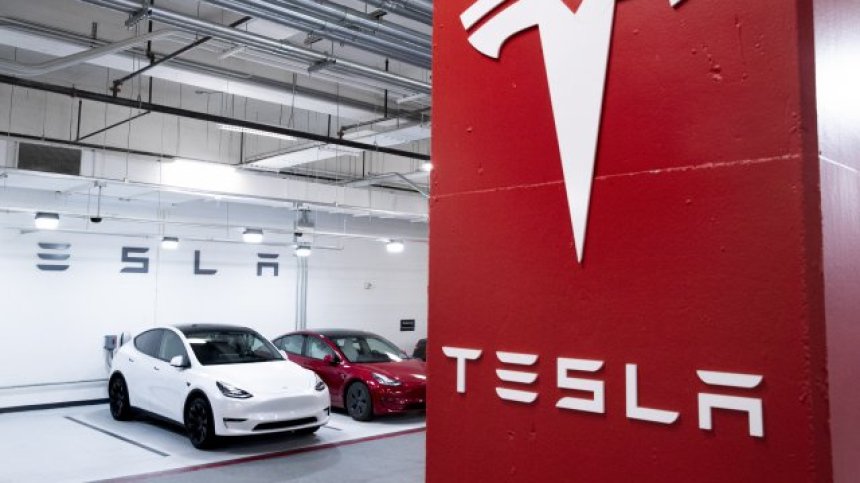Двама загинаха, след като кола на Tesla без водач катастрофира