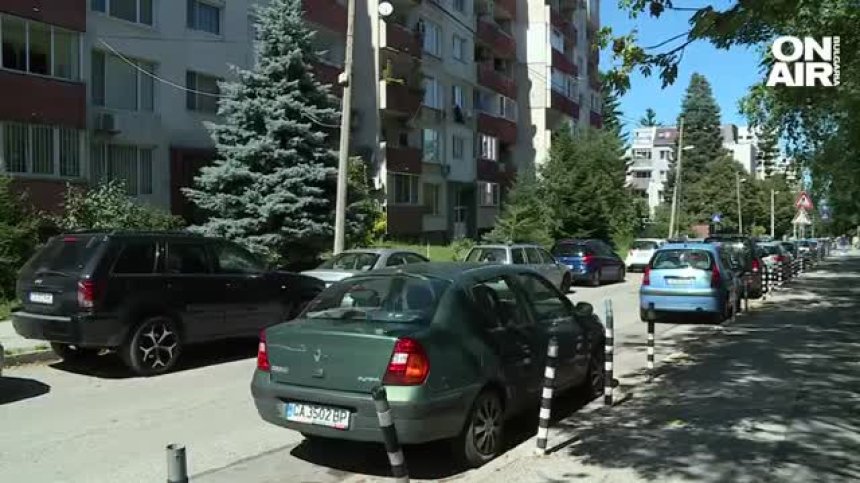Родители масово паркират на пешеходна пътека пред столично училище, застрашават учениците