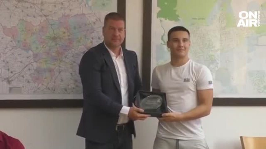 Наградиха медалистите Мартин Петков и Спас Хаджиев от Световното първенство по ММА