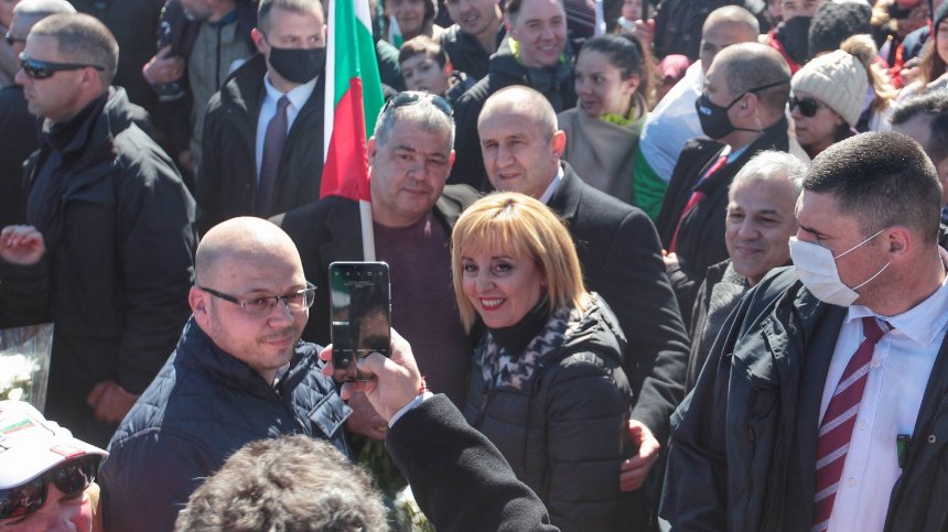 Румен Радев и политици взеха участие в честванията на връх Шипка
