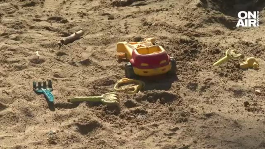 Работници откраднаха пясък от детска площадка, за да ремонтират павета на столичен булевард