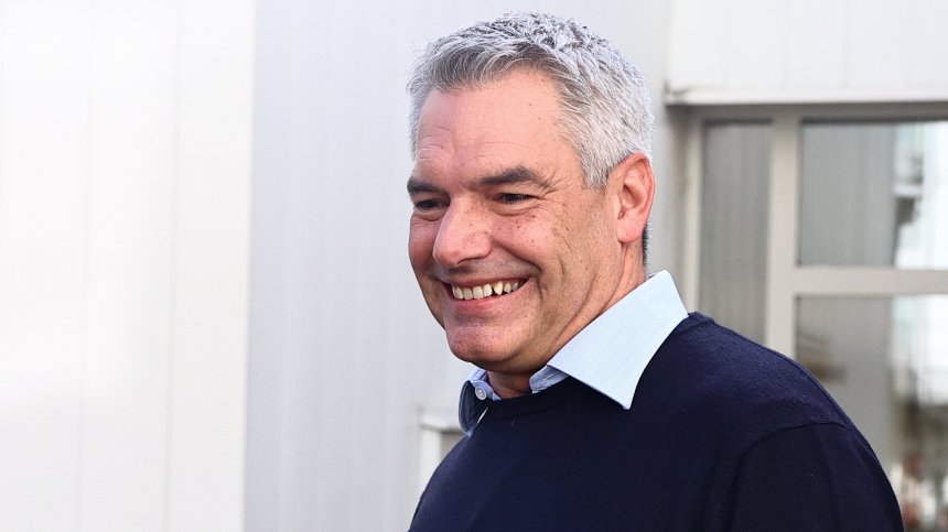 Австриийският канцлер Карл Нехамер подава оставка