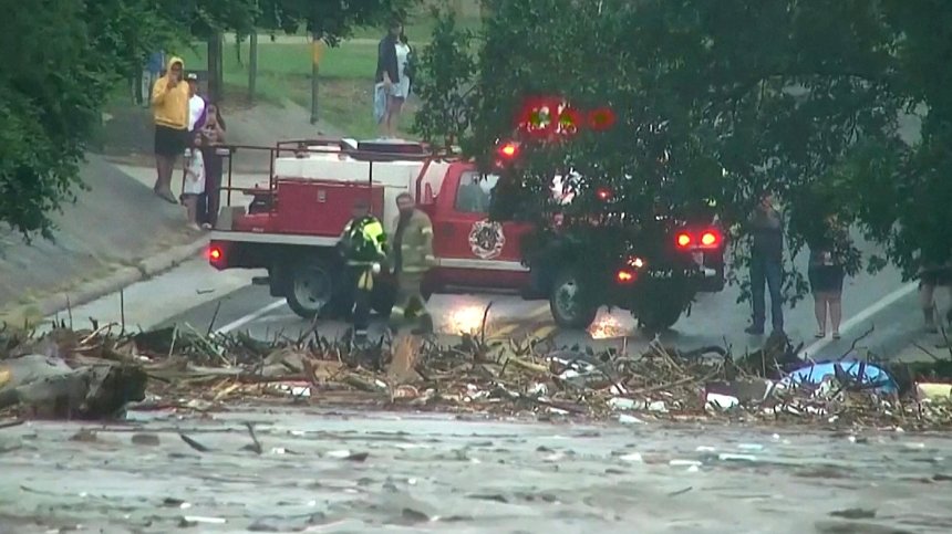 Воден Ад в Тексас: Най-малко 24-ма загинали, десетки деца са в неизвестност
