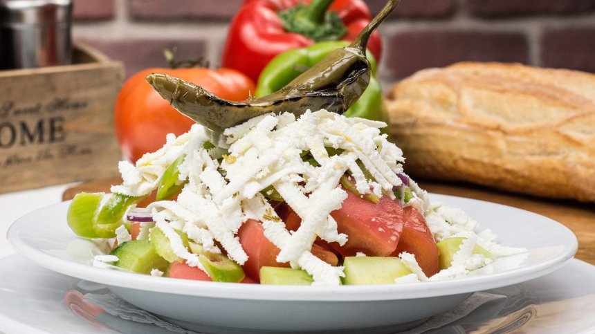 Вкусна и българска: Шопската салата е на второ място в топ 100 в света