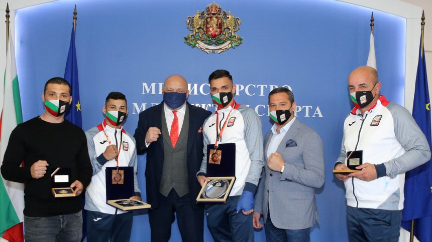 Министър Кралев награди медалистите от Световното първенство по бокс