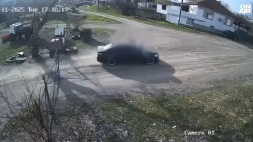 Уволнен служител гази с кола бившия си шеф и сина му (ВИДЕО)