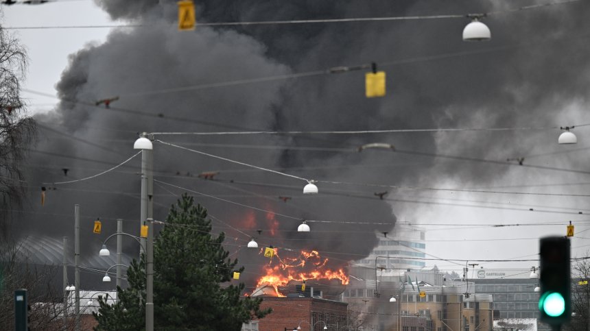 Голям пожар избухна в увеселителен парк в Швеция (+ВИДЕО)