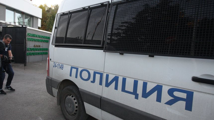 Задържаха 9 души при акция за наркоразпространение около училища в Бургас