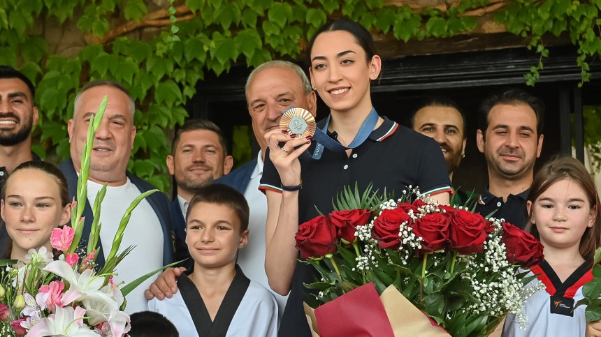 С бронзовия медал от Игрите в Париж Кимиа донесе в България и широката си усмивка