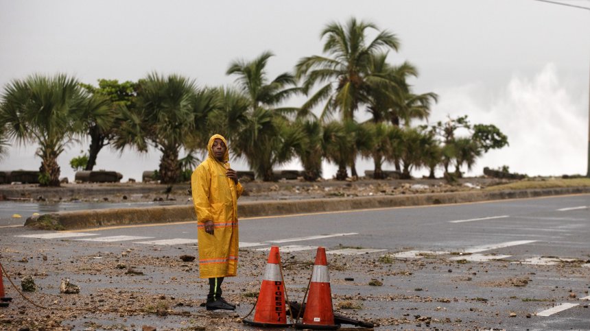 Шест са вече жертвите на урагана "Берил", вицепрезидент бе ударена от дърво
