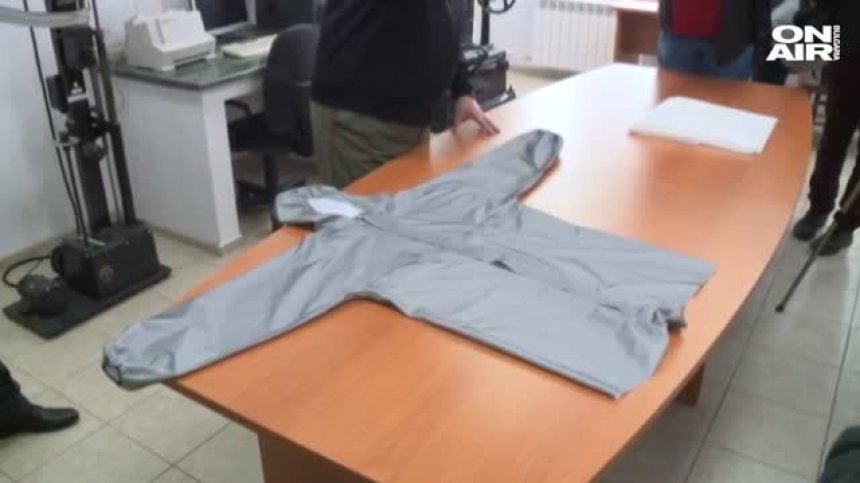 Показаха маските и защитните облекла, които ще предпазват лекарите