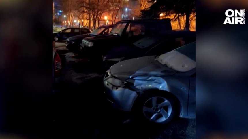 Мъж в неадекватно състояние помете 9 паркирани коли в София