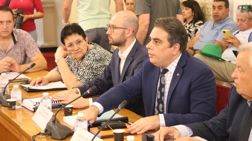 Бюджетът влиза на второ четене в ресорната комисия на фона на протести