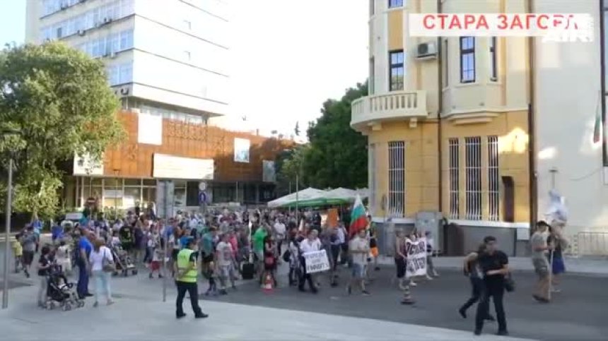 Протестиращи в Стара Загора запалиха чучело, символизиращо Борисов