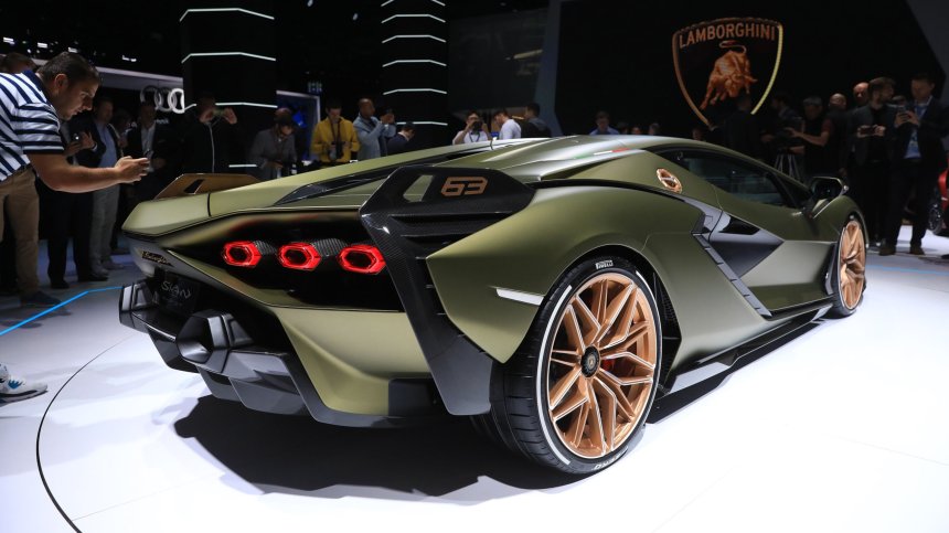 Българин кара едно от 63-те поръчкови Lamborghini Sian за 7 млн. лв.