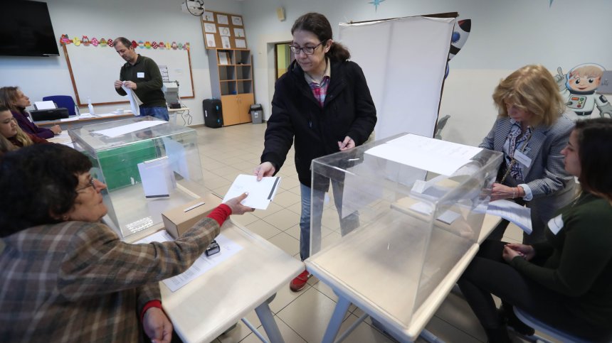 България избира новите 240 в НС, кандидатите за депутатските места са 4 566