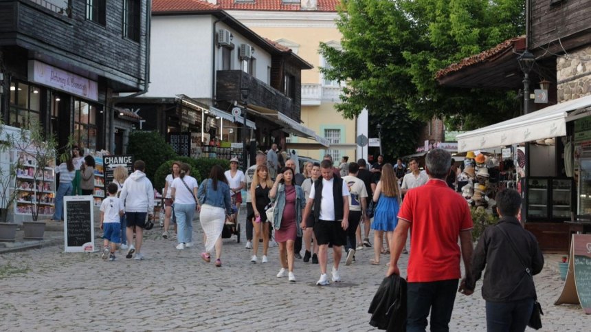 Колко струва обядът в Созопол и какви са цените по плажните барове (ВИДЕО)