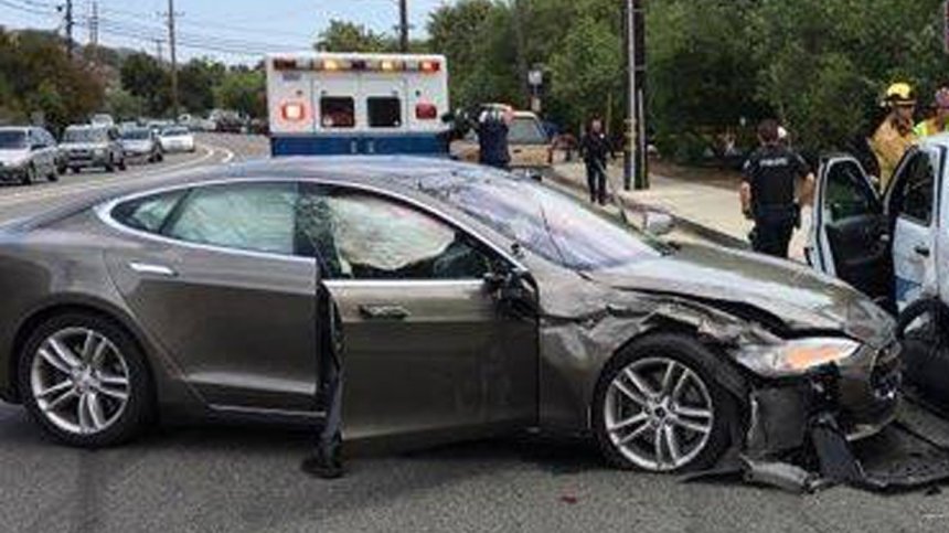 Доклад: Автопилотът на Tesla е причина за 736 инцидента със 17 загинали