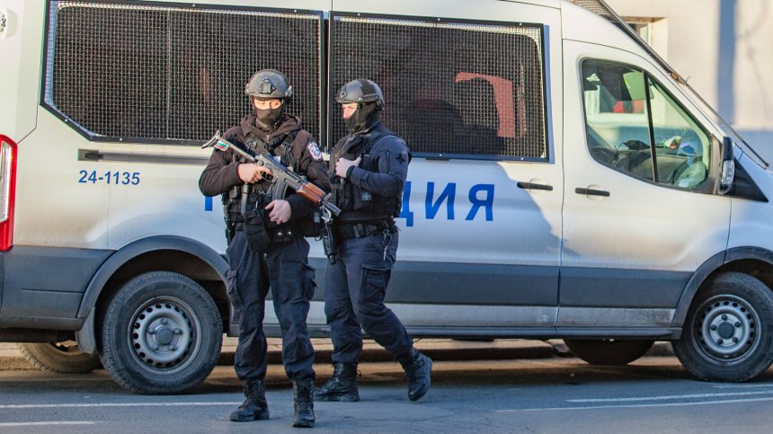 Купуване на гласове и наркотици - Каварна почерня от полиция