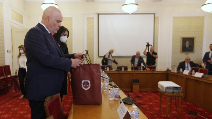 Гешев на изслушване в НС, донесе огромно количество материали