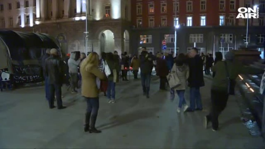 Шествие до Орлов мост блокира движението