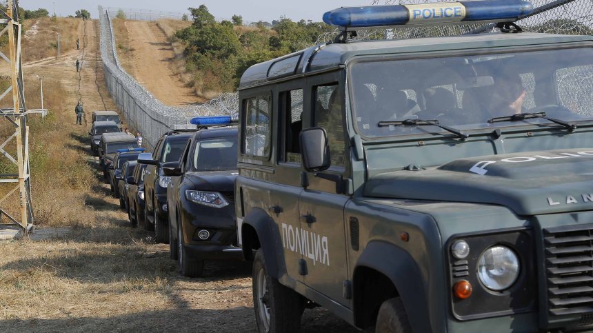 Трафикант заби колата си в патрул, друг спретна гонка с две полицейски коли
