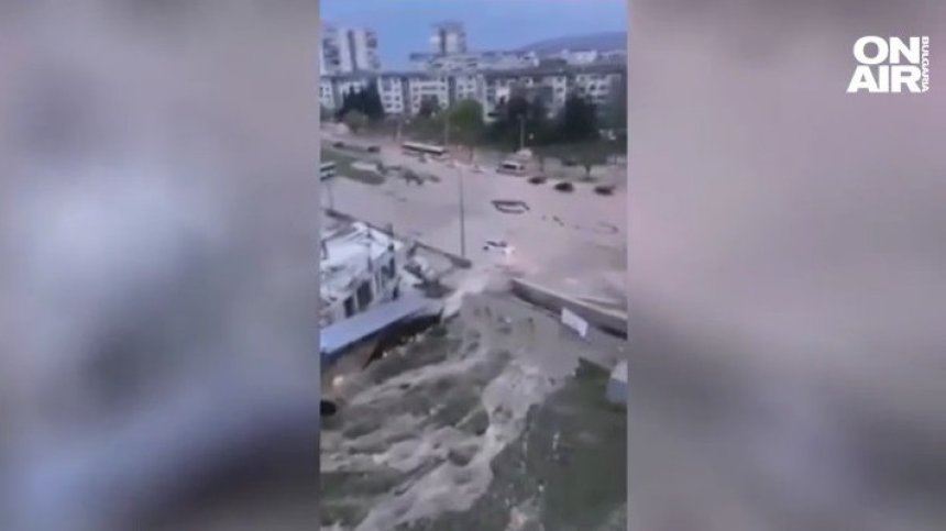 Авария превърна в река централен булевард във Варна, отвори двуметрова дупка