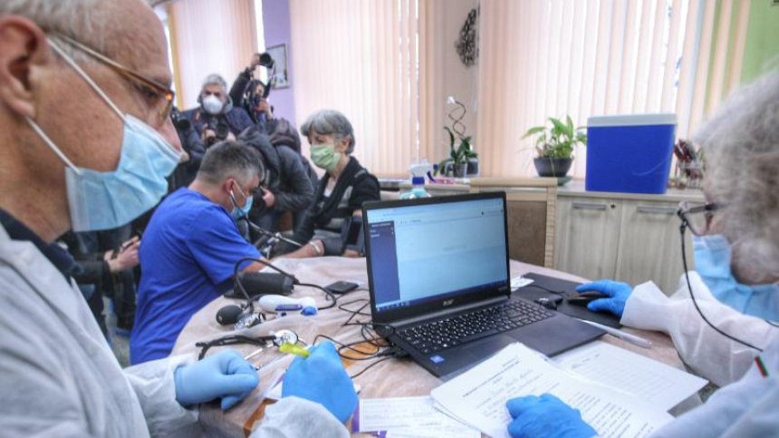 Започна ваксинирането в старческите домове, Фандъкова инспектира началото