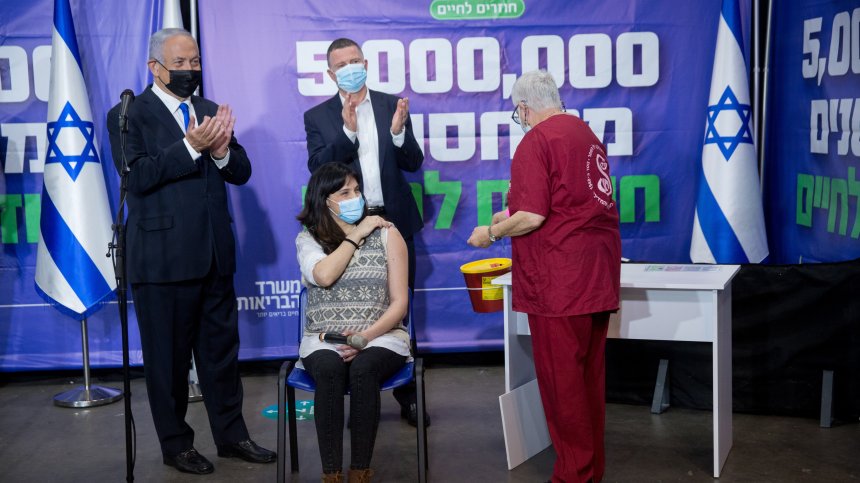 Израел: Ваксината на Pfizer драстично намалява заболеваемостта