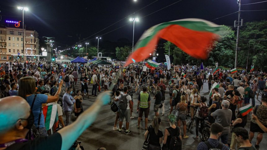 "Ди Велт": Корупцията и гневните протести потапят България в дълбока криза