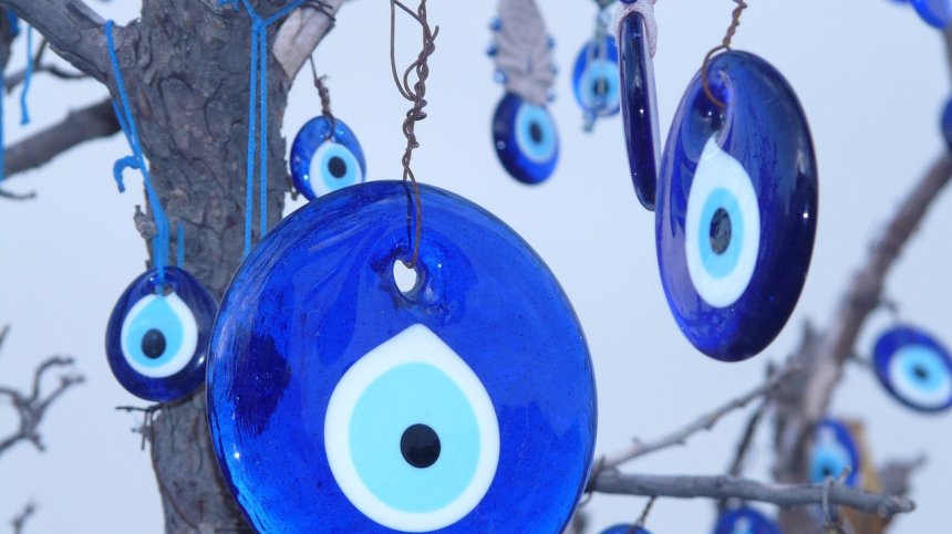 Какво означава синьото око и как ни защитава?