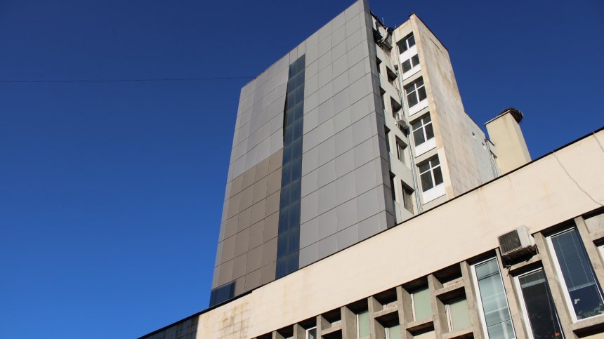 Вятърът отлепи метални пана на най-високата сграда в Разлог, отцепиха района