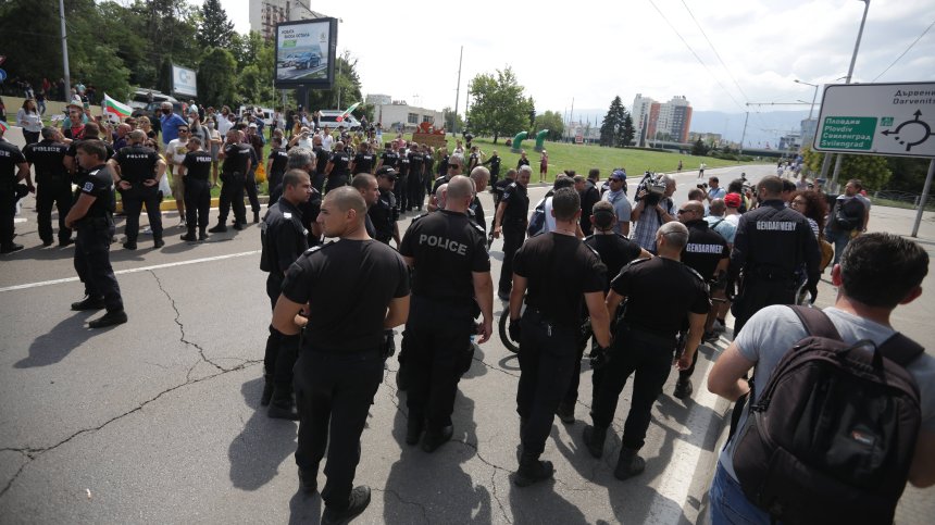 Задържан мъж и счупено стъкло на кола след конференцията на ГЕРБ