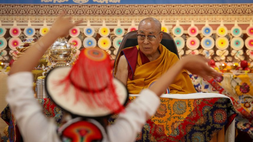 Ричард Гиър е сред хилядите в Индия, празнуващи 90-ия рожден ден на Далай Лама