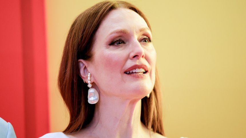 Джулиан Мур: Детската ми книга е забранена от Доналд Тръмп