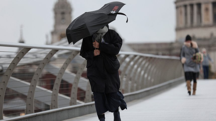 Проливни дъждове и силен вятър във Великобритания донесе бурята "Бенджамин" (СНИМКИ)