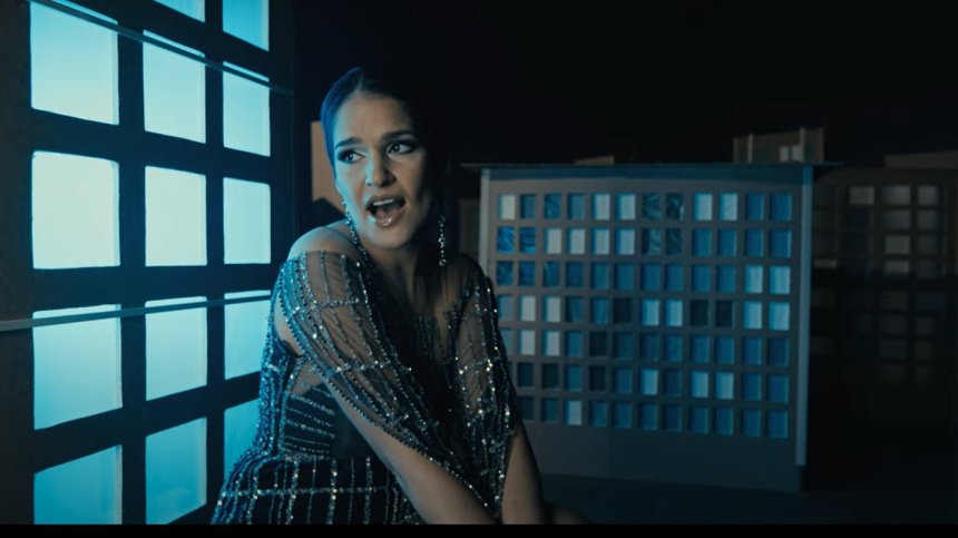 Веси Бонева създаде песен с рокля наобратно и в очакване на бебе