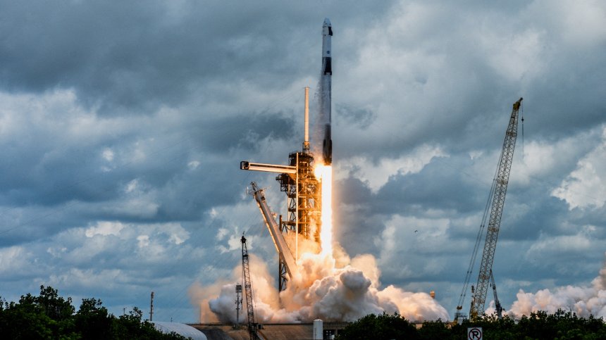 SpaceX планира до 2028 г. човек да стъпи на Луната с презареждане на гориво в орбита