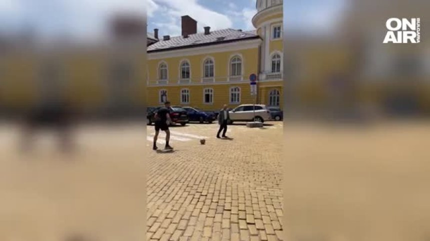 Управляващи и опозиция играха футбол на жълтите павета (+ВИДЕО)