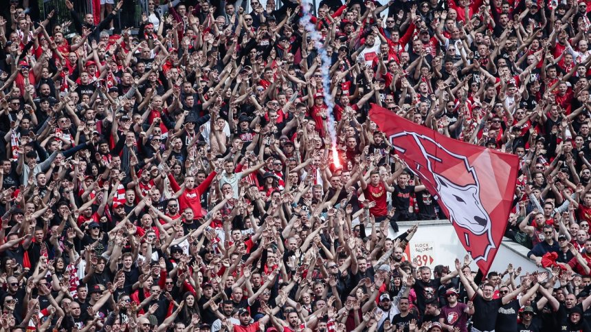 Сбиване, ранени и ракетен обстрел по време на дербито между "Левски" и ЦСКА