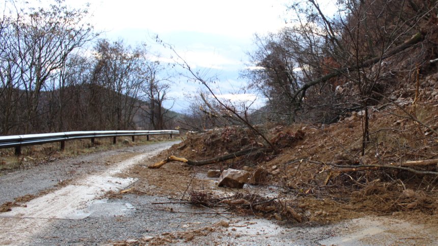 Свлачище на пътя след Бачково към Смолян