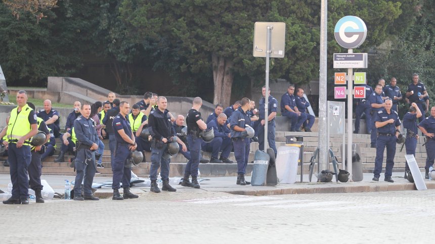 Откриха самоделна бомба в центъра на София, обискираха лагера на майките