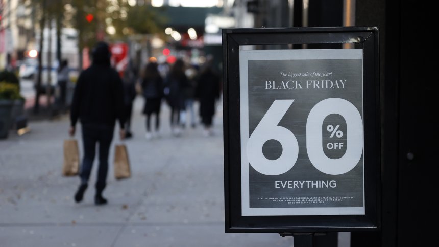 Черният петък в САЩ премина основно онлайн и без сблъсъци в магазините