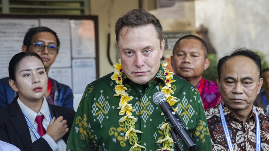 Мъск се закани да забрани iPhone заради сделката на Apple с OpenAI