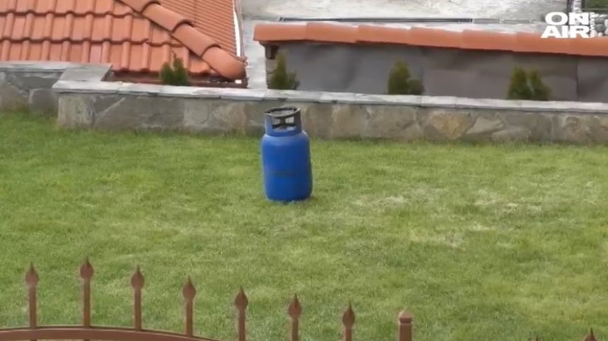 Взривът на газова бутилка в Смолян: Жената полетяла от втория етаж на блока