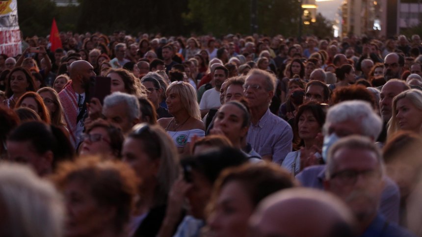 Гърците обедняват: Как инфлацията изяжда доходите им (СТАТИСТИКА)