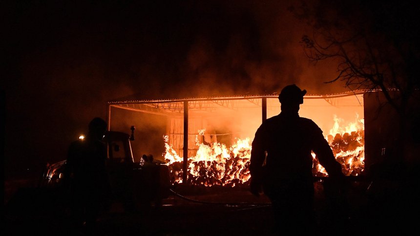 Двама души изгоряха, докато бягат от пламъците в Кипър