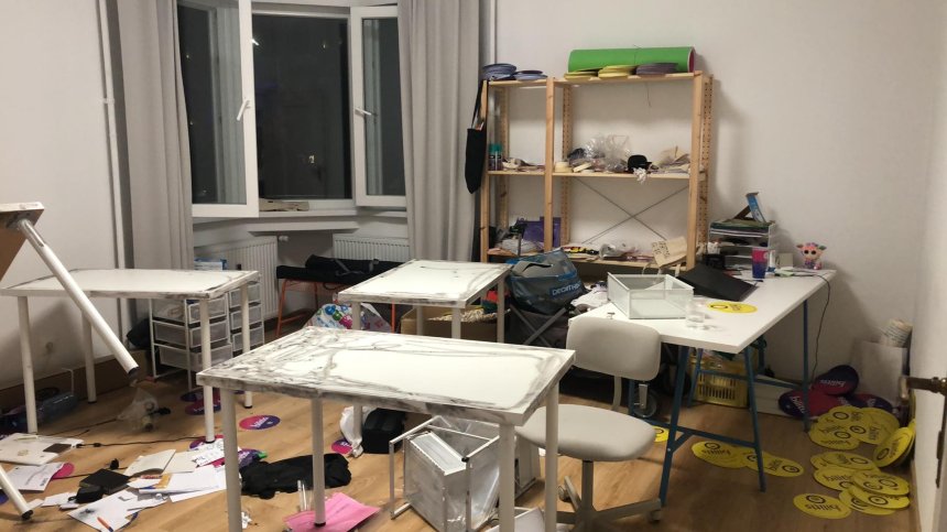 Група националисти нападна ЛГБТИ център, изпотроши всичко (+СНИМКА)