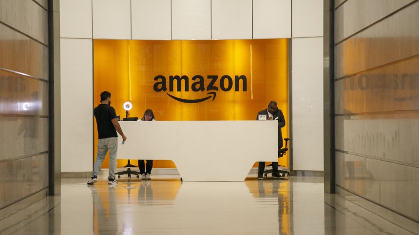Масови демонстрации срещу гиганта Amazon по време на "Черния петък"