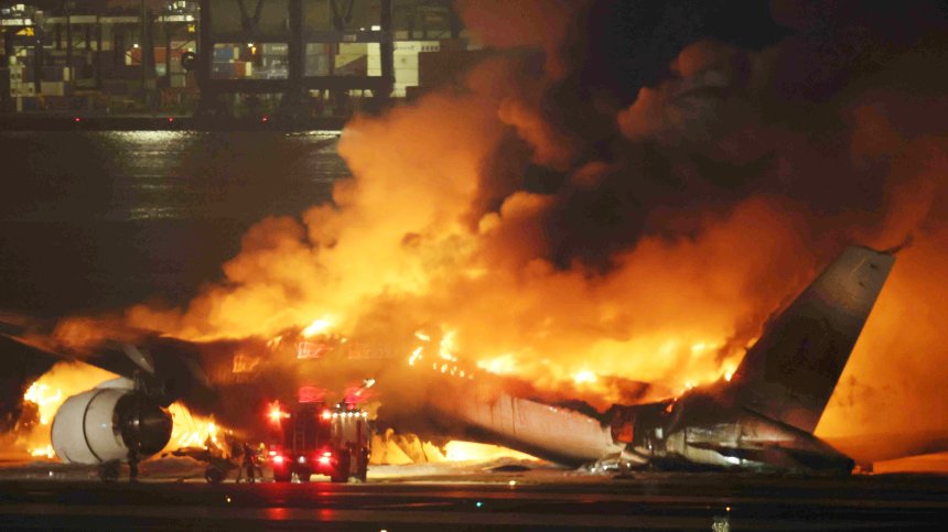 Пет жертви на огнения Ад в самолета на японските авиолинии, капитанът се спасил